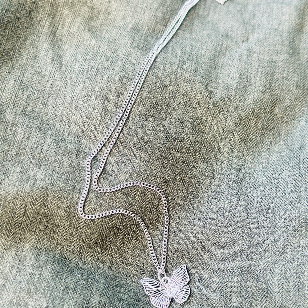 Silver color necklace, with a cute butterfly charm 🦋 - Picture 2 of 2
